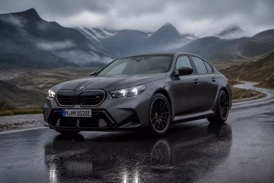 découvrez la bmw m5 2025, plus puissante et plus lourde, mais étonnamment moins rapide. analyse complète des performances et innovations de ce nouveau modèle.