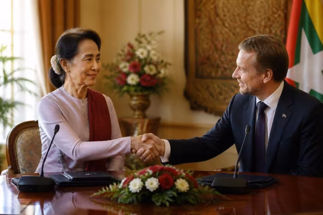 rencontre diplomatique majeure en birmanie entre aung san suu kyi et un haut responsable international, abordant les enjeux politiques et la coopération internationale.