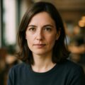 Portrait d’une femme brune au regard sérieux