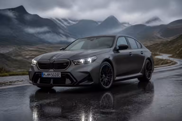 découvrez la bmw m5 2025, plus puissante et plus lourde, mais étonnamment moins rapide. analyse complète des performances et innovations de ce nouveau modèle.